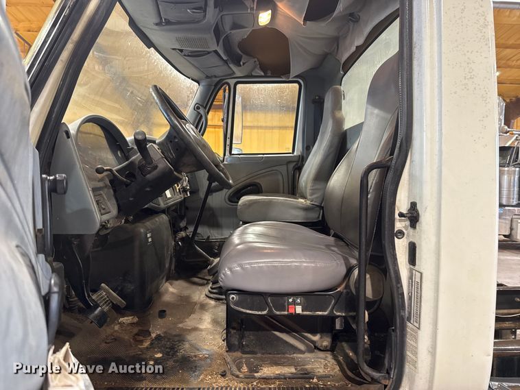 image for item EU2170 2002 International 4300 truck cab and chassis