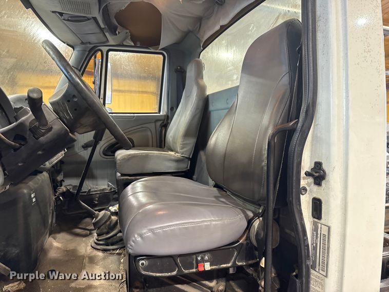 image for item EU2170 2002 International 4300 truck cab and chassis