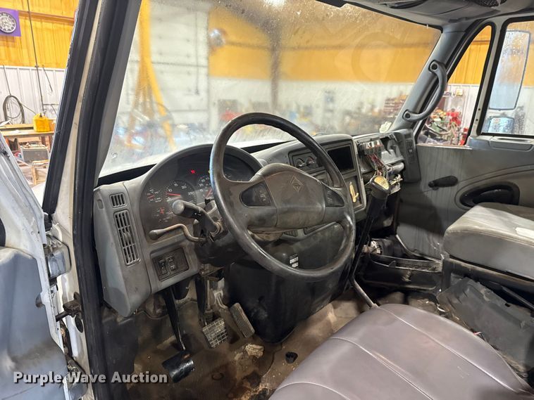 image for item EU2170 2002 International 4300 truck cab and chassis