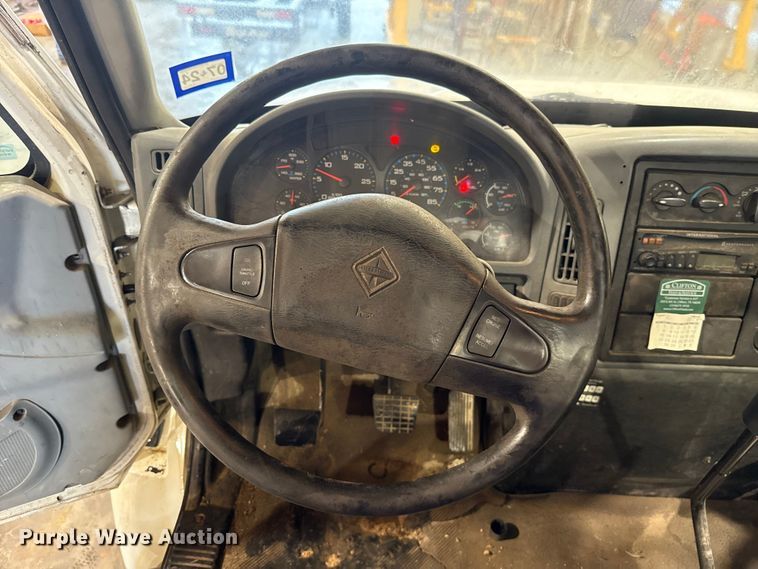 image for item EU2170 2002 International 4300 truck cab and chassis