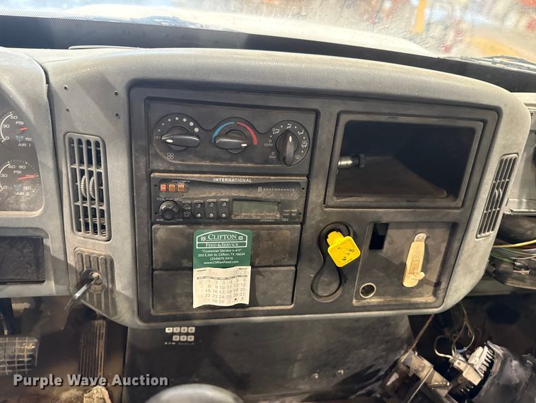 image for item EU2170 2002 International 4300 truck cab and chassis