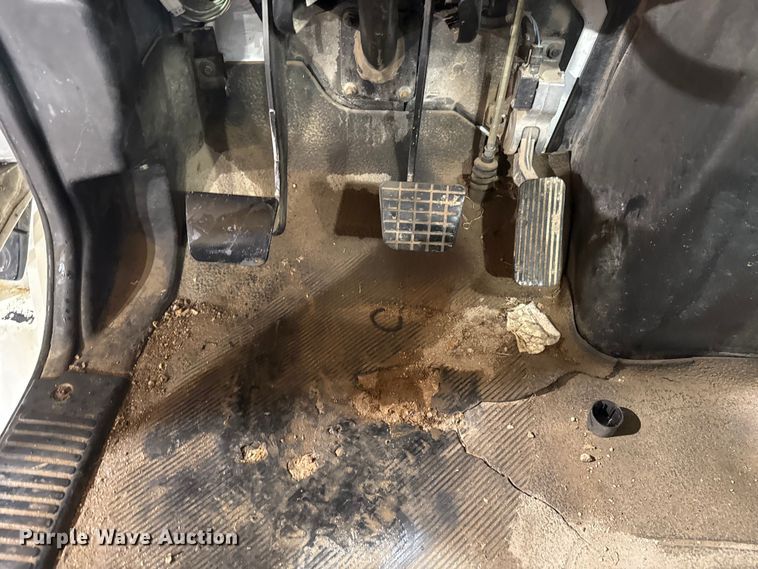 image for item EU2170 2002 International 4300 truck cab and chassis