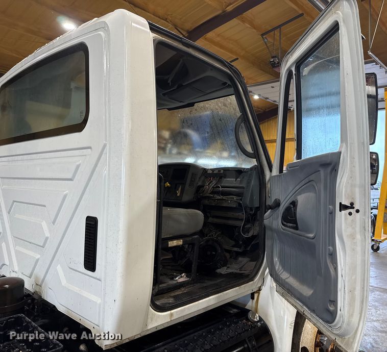 image for item EU2170 2002 International 4300 truck cab and chassis