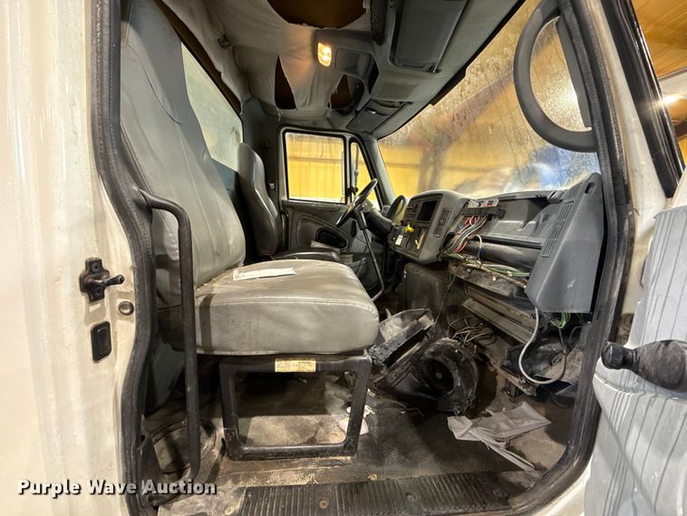 image for item EU2170 2002 International 4300 truck cab and chassis