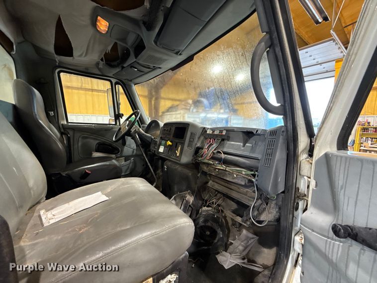 image for item EU2170 2002 International 4300 truck cab and chassis