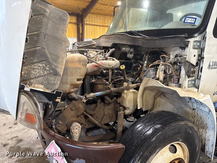 image for item EU2170 2002 International 4300 truck cab and chassis