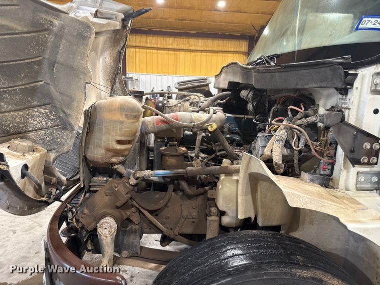 image for item EU2170 2002 International 4300 truck cab and chassis