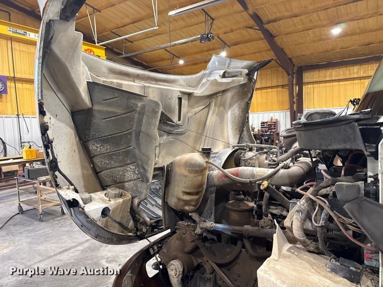 image for item EU2170 2002 International 4300 truck cab and chassis