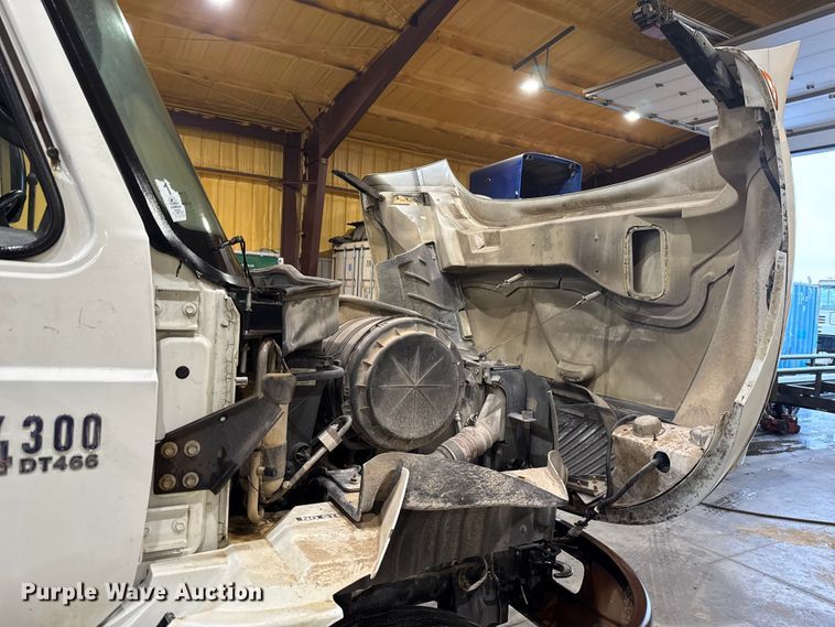 image for item EU2170 2002 International 4300 truck cab and chassis