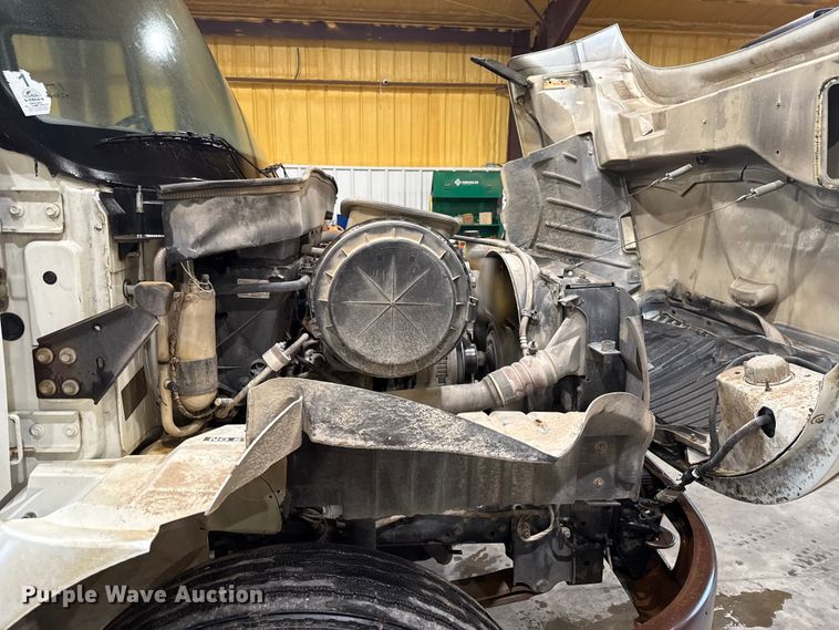 image for item EU2170 2002 International 4300 truck cab and chassis