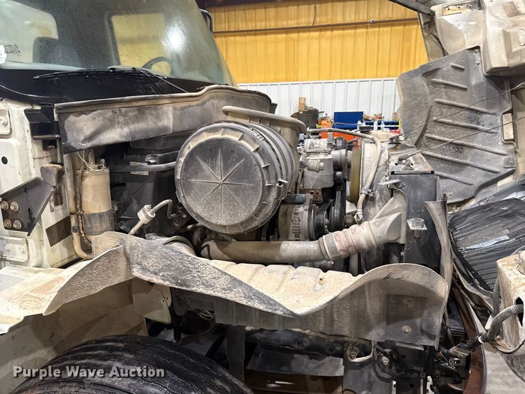 image for item EU2170 2002 International 4300 truck cab and chassis