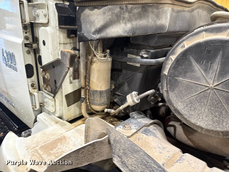 image for item EU2170 2002 International 4300 truck cab and chassis