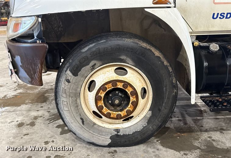 image for item EU2170 2002 International 4300 truck cab and chassis