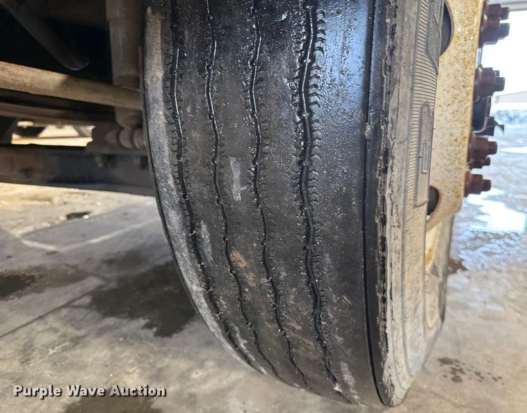 image for item EU2170 2002 International 4300 truck cab and chassis