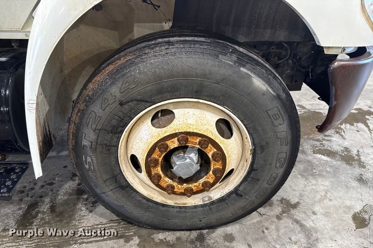 image for item EU2170 2002 International 4300 truck cab and chassis