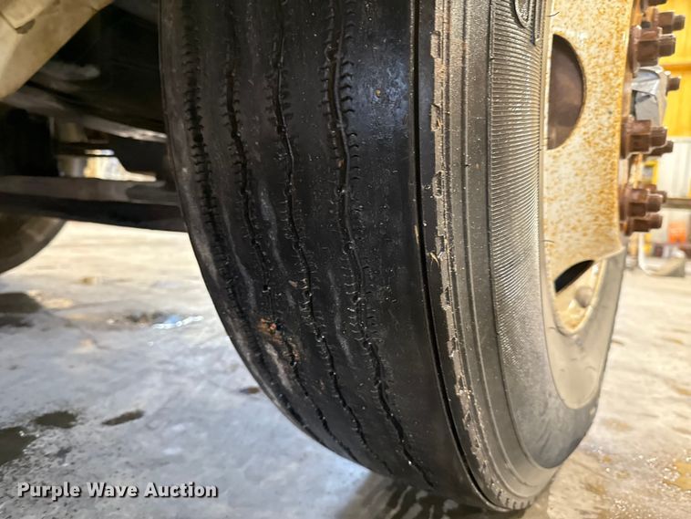 image for item EU2170 2002 International 4300 truck cab and chassis