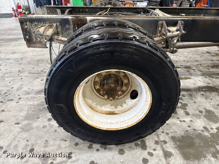 image for item EU2170 2002 International 4300 truck cab and chassis