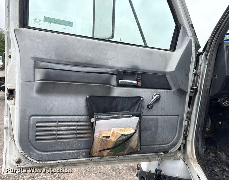 image for item EU2172 1994 Chevrolet Kodiak truck cab and chassis