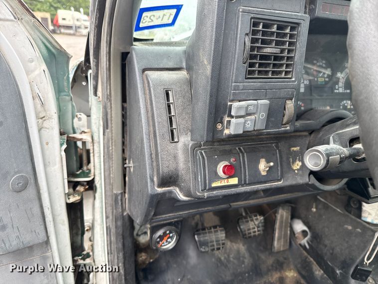 image for item EU2172 1994 Chevrolet Kodiak truck cab and chassis