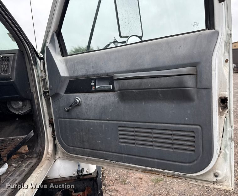 image for item EU2172 1994 Chevrolet Kodiak truck cab and chassis