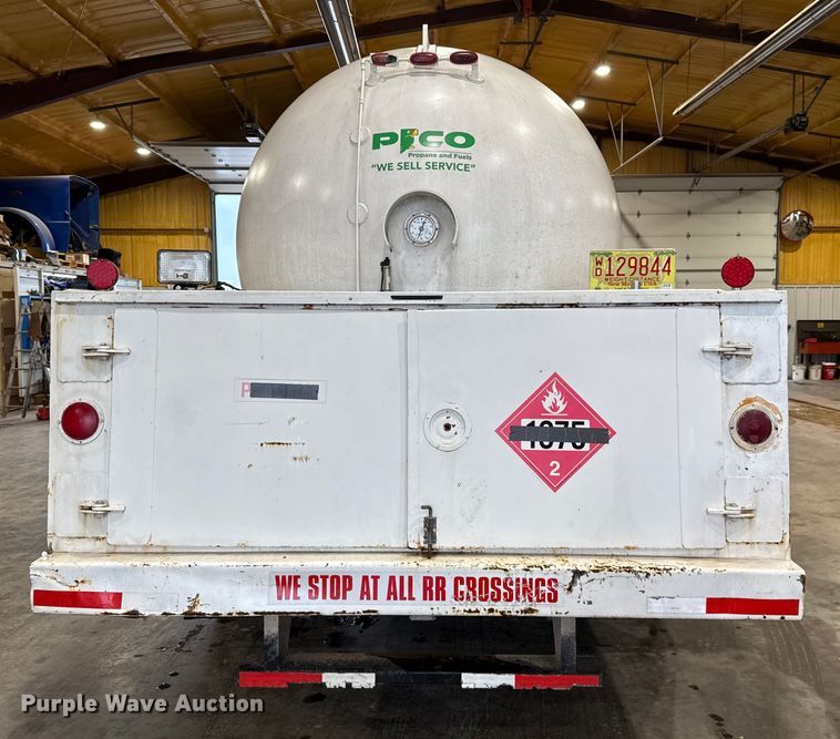 image for item EU2177 2011 Ford F-750 truck cab and chassis