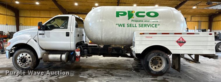 image for item EU2177 2011 Ford F-750 truck cab and chassis