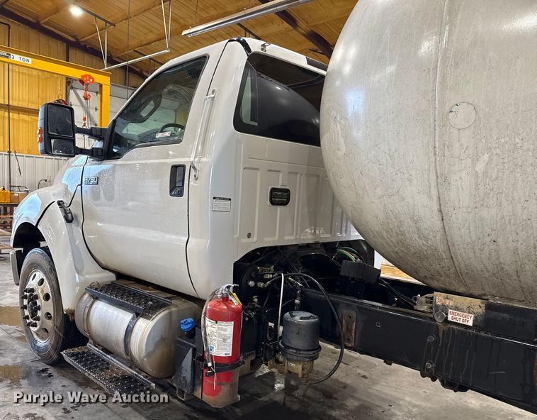 image for item EU2177 2011 Ford F-750 truck cab and chassis