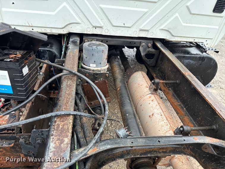 image for item EU2179 2005 International 4400 truck cab and chassis