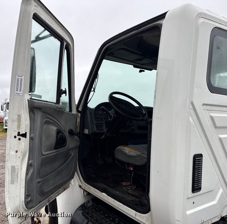 image for item EU2179 2005 International 4400 truck cab and chassis