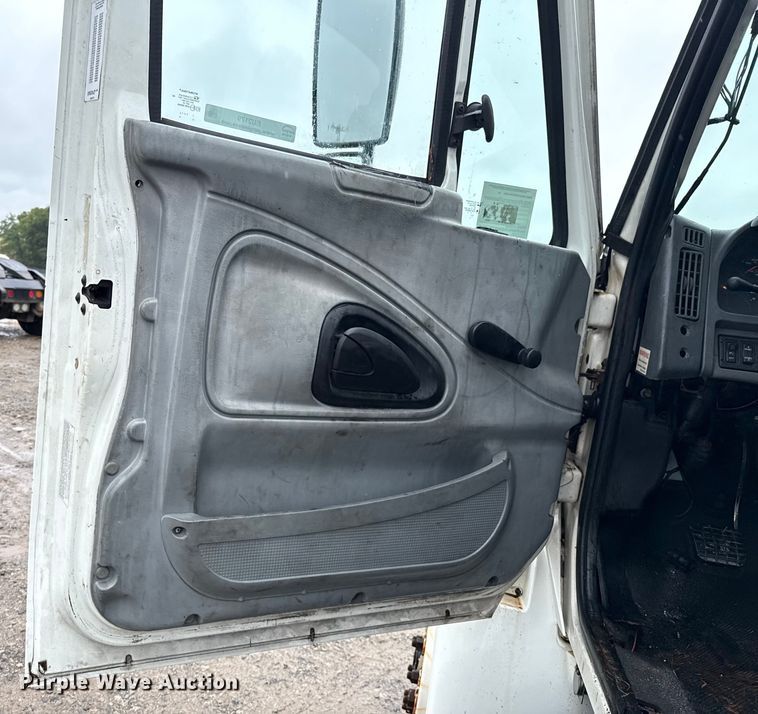 image for item EU2179 2005 International 4400 truck cab and chassis