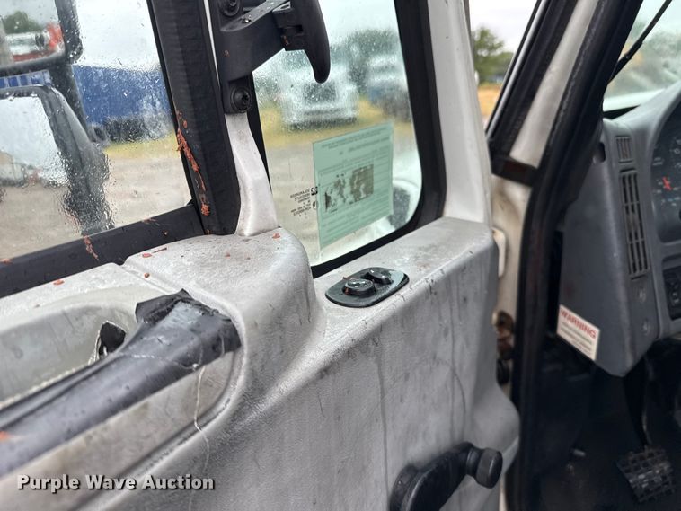 image for item EU2179 2005 International 4400 truck cab and chassis