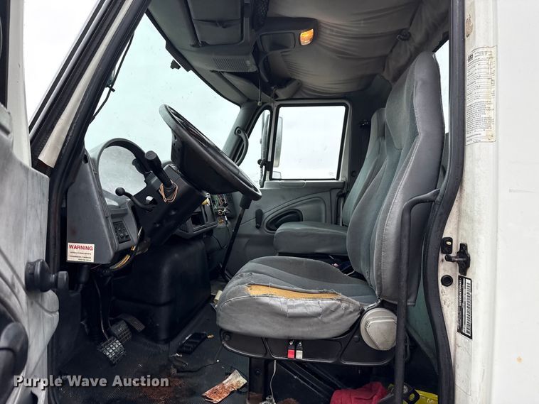 image for item EU2179 2005 International 4400 truck cab and chassis