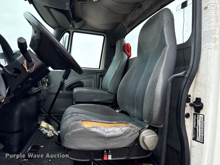 image for item EU2179 2005 International 4400 truck cab and chassis