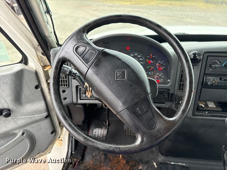 image for item EU2179 2005 International 4400 truck cab and chassis