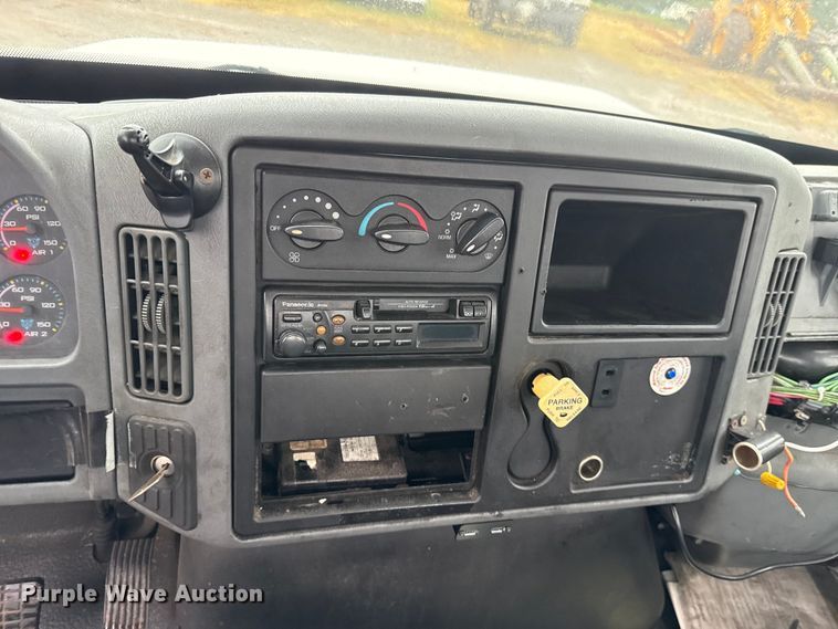 image for item EU2179 2005 International 4400 truck cab and chassis