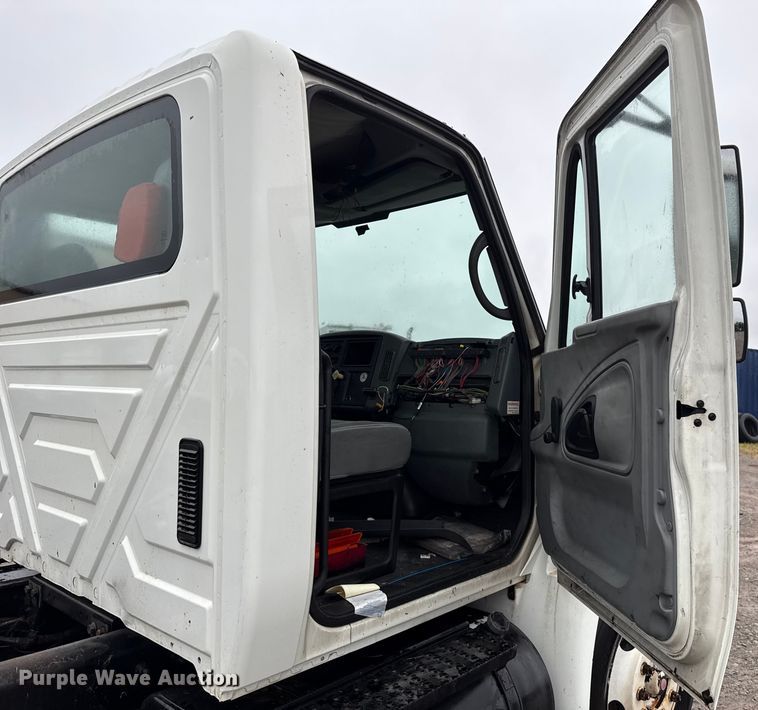 image for item EU2179 2005 International 4400 truck cab and chassis