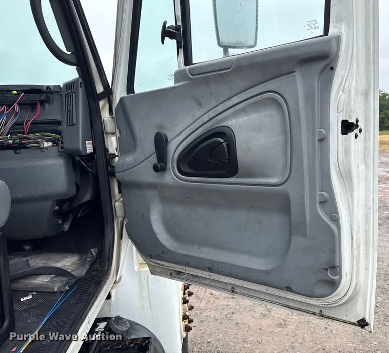 image for item EU2179 2005 International 4400 truck cab and chassis