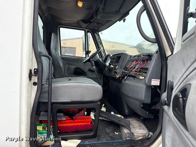 image for item EU2179 2005 International 4400 truck cab and chassis