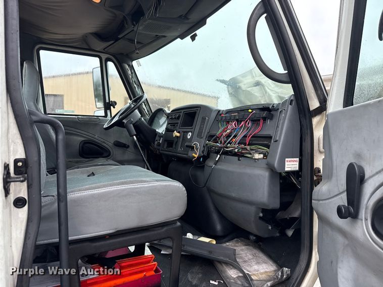 image for item EU2179 2005 International 4400 truck cab and chassis