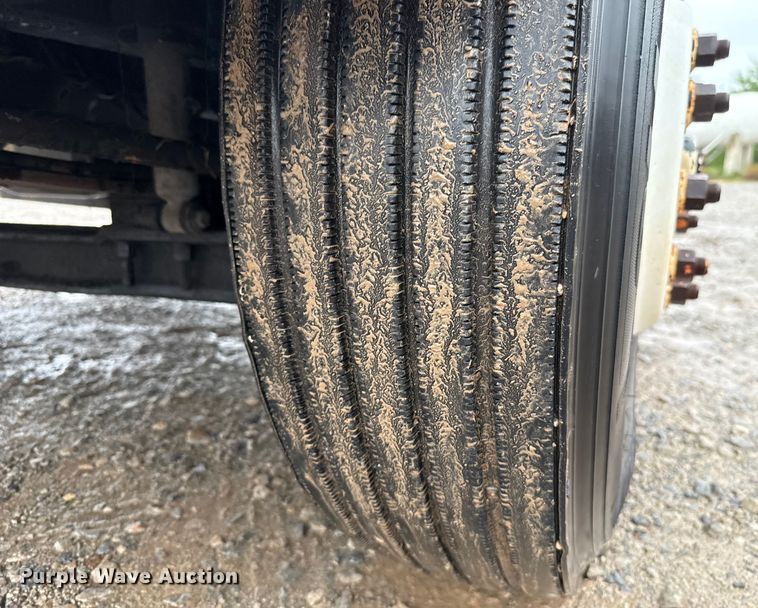 image for item EU2179 2005 International 4400 truck cab and chassis