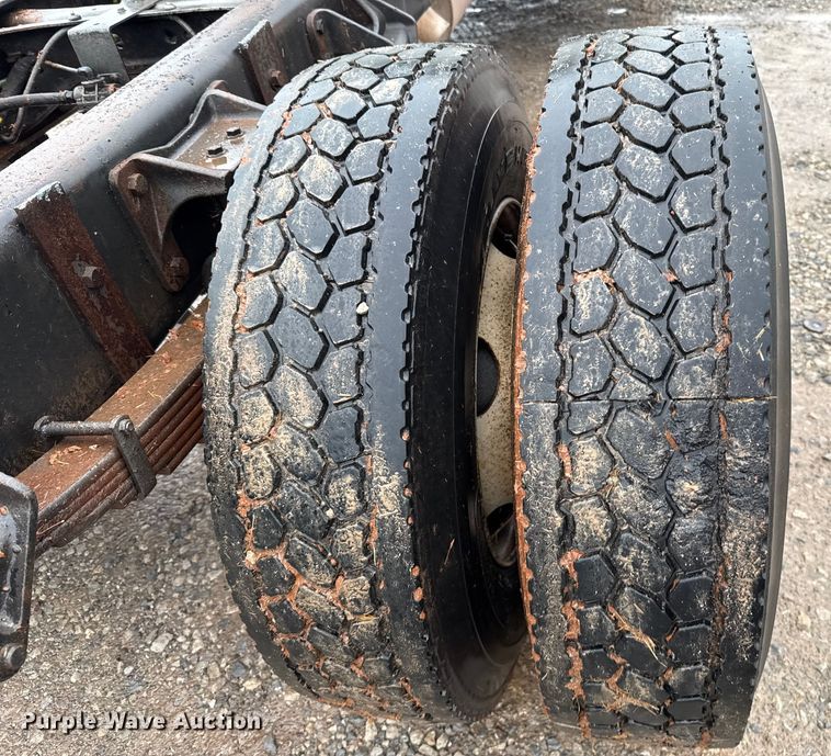 image for item EU2179 2005 International 4400 truck cab and chassis