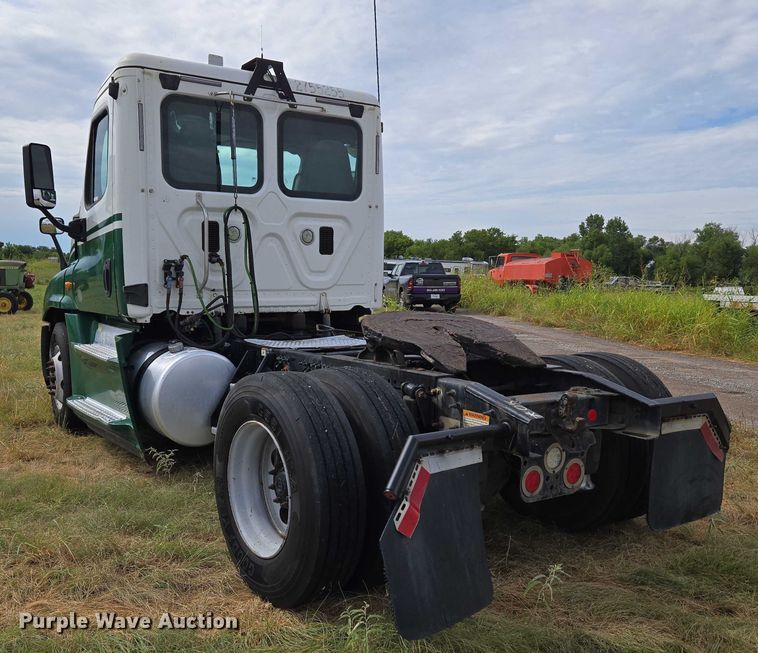 image for item EU3562 2015 Freightliner Cascadia semi truck