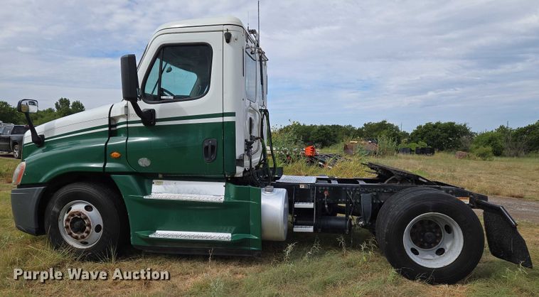 image for item EU3562 2015 Freightliner Cascadia semi truck