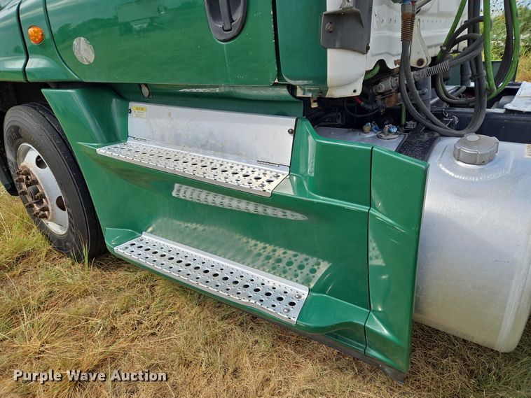 image for item EU3562 2015 Freightliner Cascadia semi truck