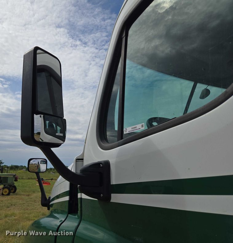 image for item EU3562 2015 Freightliner Cascadia semi truck