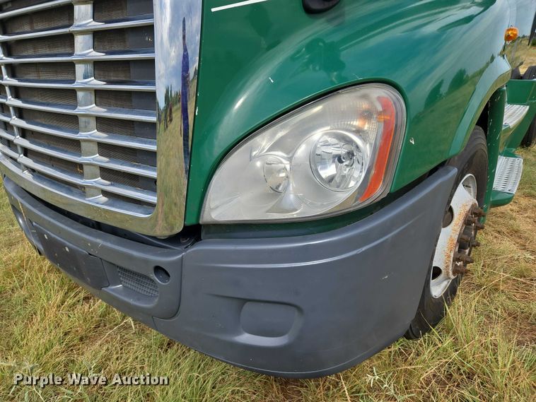 image for item EU3562 2015 Freightliner Cascadia semi truck