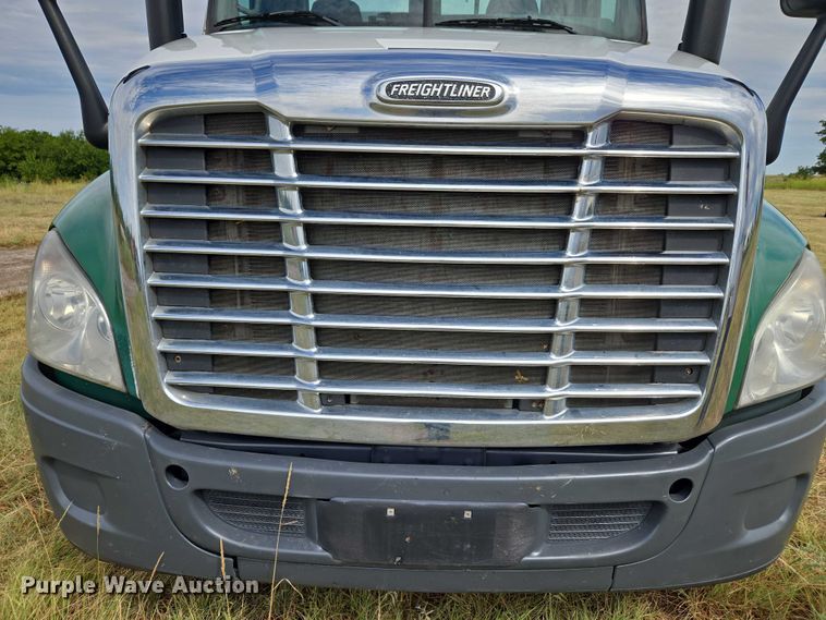 image for item EU3562 2015 Freightliner Cascadia semi truck