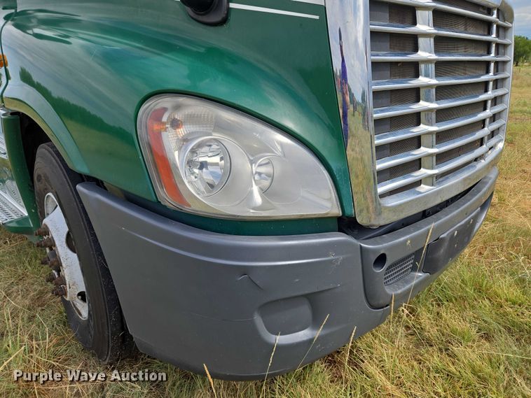 image for item EU3562 2015 Freightliner Cascadia semi truck