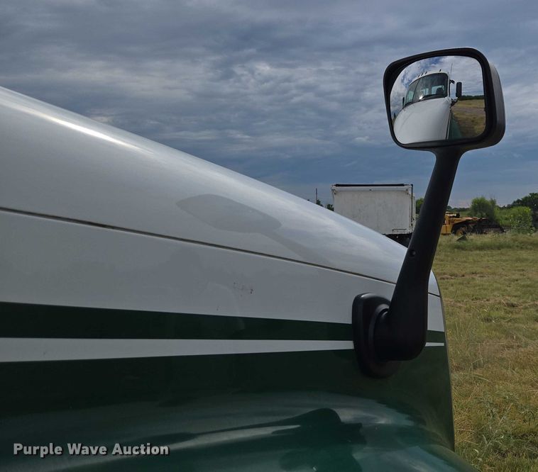 image for item EU3562 2015 Freightliner Cascadia semi truck