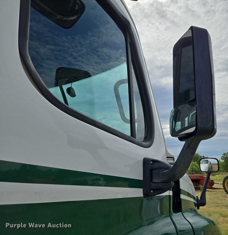 image for item EU3562 2015 Freightliner Cascadia semi truck